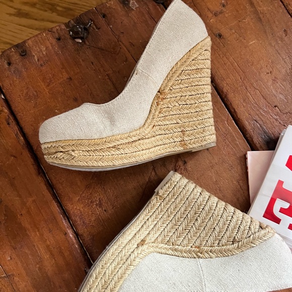 Wedge heels by D. Tan Linen or canvas glue on interior heels from factory. - Picture 2 of 3